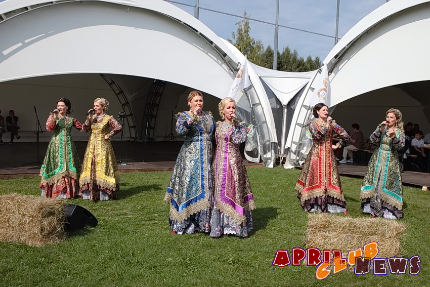 Народный ансамбль «Сорока» из Великого Новгорода