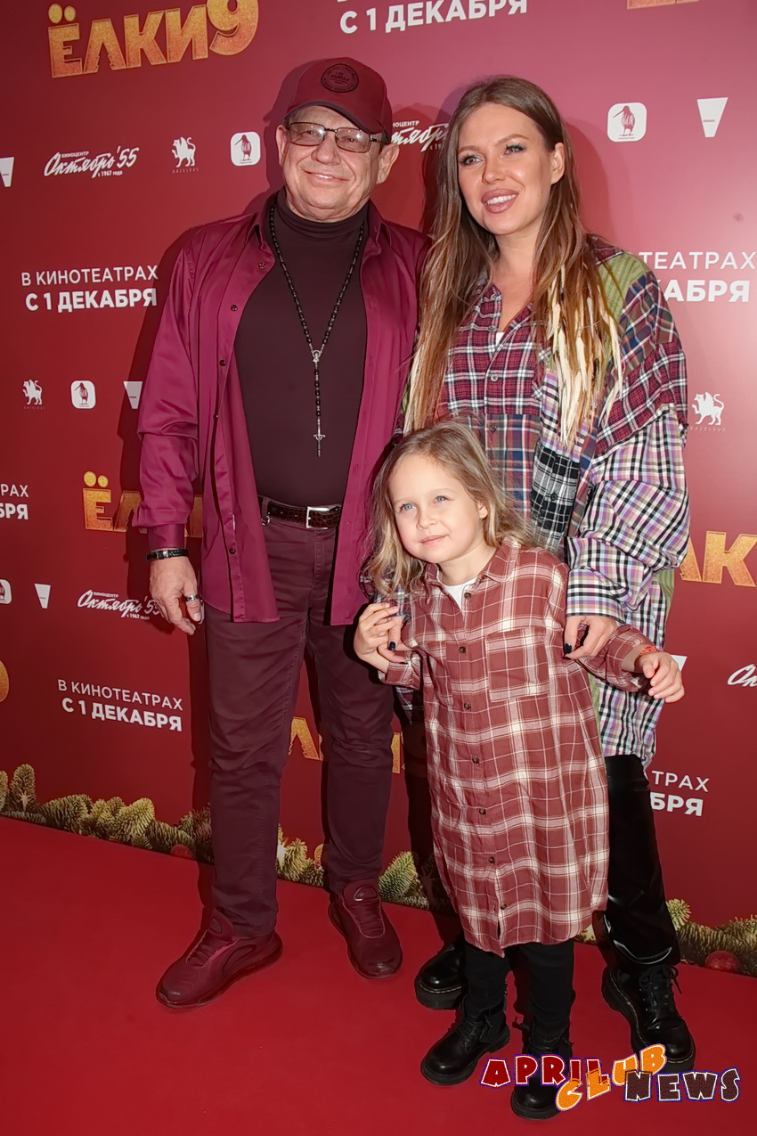 Рита Дакота с отцом и дочерью Мией