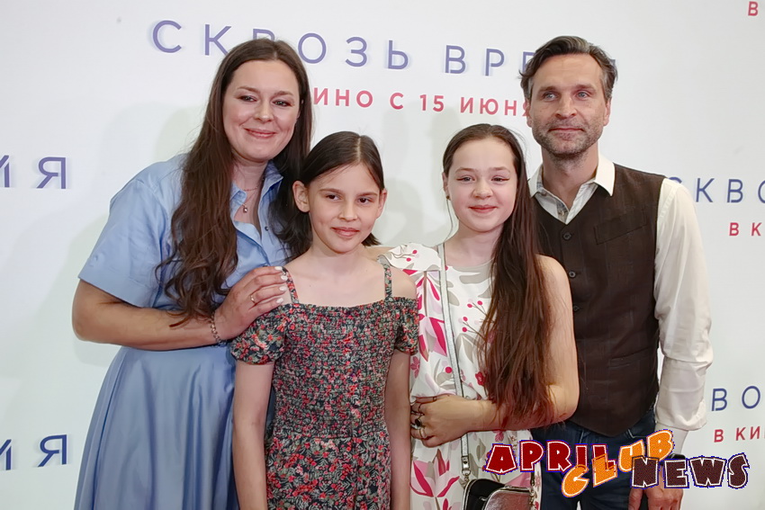 Виктор Добронравов с женой, дочерью и её подругой